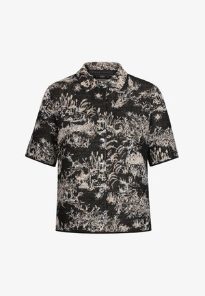 Košeľa s krátkym rukávom v čiernej a béžovej farbe s textúrovaným kvetinovým vzorom, obsahujúca golier a uzatváranie na gombíky.