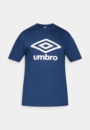 Marineblaues T-Shirt mit kurzen Ärmeln, weißem Umbro-Logo und Text, mittig auf der Vorderseite.