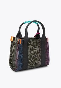 Piccolo borsetta rettangolare con tessuto nero, motivo a strisce curve multicolori, manici neri e linguette metalliche colorate sui bordi.