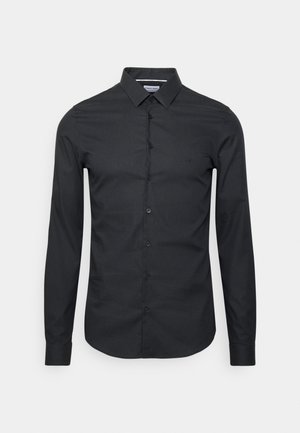 Camicia da uomo nera a maniche lunghe con bottoni frontali e colletto appuntito, mostrata su uno sfondo semplice.