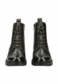 Botas de tobillo de cuero en verde oscuro, con cordones en la parte frontal, cremallera lateral y suela de goma texturizada. Acabado suave con una silueta estilizada.