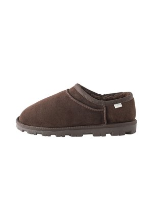 Pantofole marroni in camoscio senza lacci con morbida fodera in pelliccia e suola testurizzata, progettate per comfort e calore in ambienti interni.
