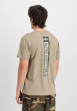Alpha Industries, ALPHA INDUSTRIES MEN - T-SHIRTS BACKPRINT VINTAGE PANEL T-SHIRT - T-shirt con stampa - vintage sand