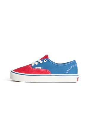 Roter und blauer Canvas-Sneaker mit weißen Schnürsenkeln, Gummisohle und kontrastierenden Nähten. Verfügt über ein Vans-Logo-Etikett an der Seite.