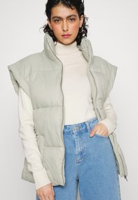 Modström OMA VEST - Colete - elm