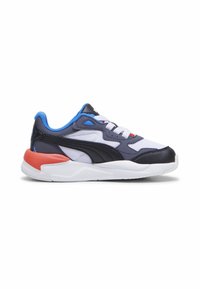 Scarpe sportive con tomaia in rete e materiali sintetici, caratterizzate da accenti blu navy, bianchi e arancioni. Suola bianca spessa con dettagli testurizzati. Interno blu.
