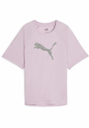 Jasnoróżowa koszulka z krótkim rękawem o kroju raglanowym, z szarym logo Puma w pozycji skoku na środku przodu.