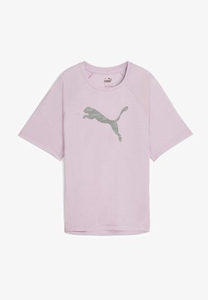 Jasnoróżowa koszulka z krótkim rękawem o kroju raglanowym, z szarym logo Puma w pozycji skoku na środku przodu.
