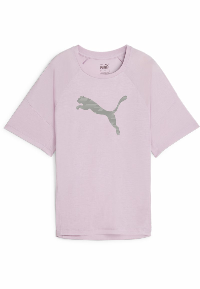 Jasnoróżowa koszulka z krótkim rękawem o kroju raglanowym, z szarym logo Puma w pozycji skoku na środku przodu.