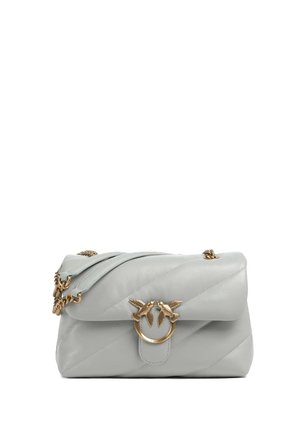 Borsa a tracolla in pelle grigio chiaro con cuciture diagonali, cinturino a catena dorata e due uccelli dorati intrecciati attorno a un anello circolare sulla pattina anteriore.