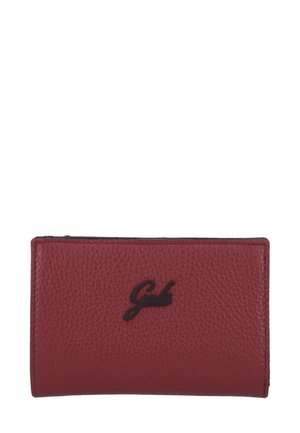 Portafoglio in pelle rossa a trama con dettaglio logo nero, forma rettangolare e bordi cuciti, con una finitura liscia.