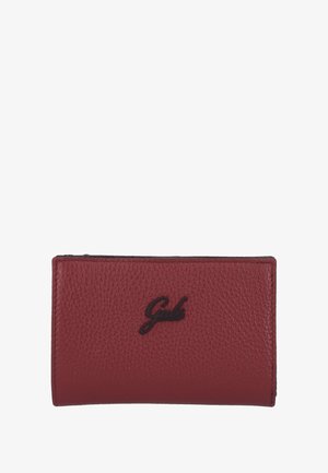 Portafoglio in pelle rossa a trama con dettaglio logo nero, forma rettangolare e bordi cuciti, con una finitura liscia.