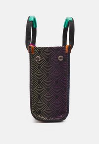 Czarna torba z tkaniny z kolorowym wzorem fal, z dwiema zielonymi uchwytami, złotymi i pomarańczowymi akcentami oraz metalowymi zapięciami na napy.