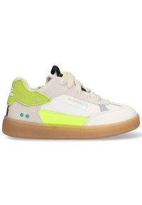 Lage sneakers van wit leer met een gestructureerde groene accent, een neongele streep en een zool van gumrubber; voorzien van beige veters.