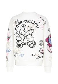 Weißer Sweatshirt mit einer Bärenillustration und einem gebrochenen Herzen, umgeben von bunten Kritzeleien und Texten, darunter "KEEP SMILING" und verschiedene Herzen.