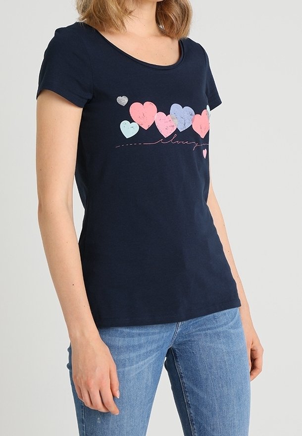 Námořnická modrá bavlněná tričko s výstřihem do srdce, na kterém je srdcový grafický motiv v růžové, modré a stříbrné barvě. Měkká textura s krátkými rukávy.