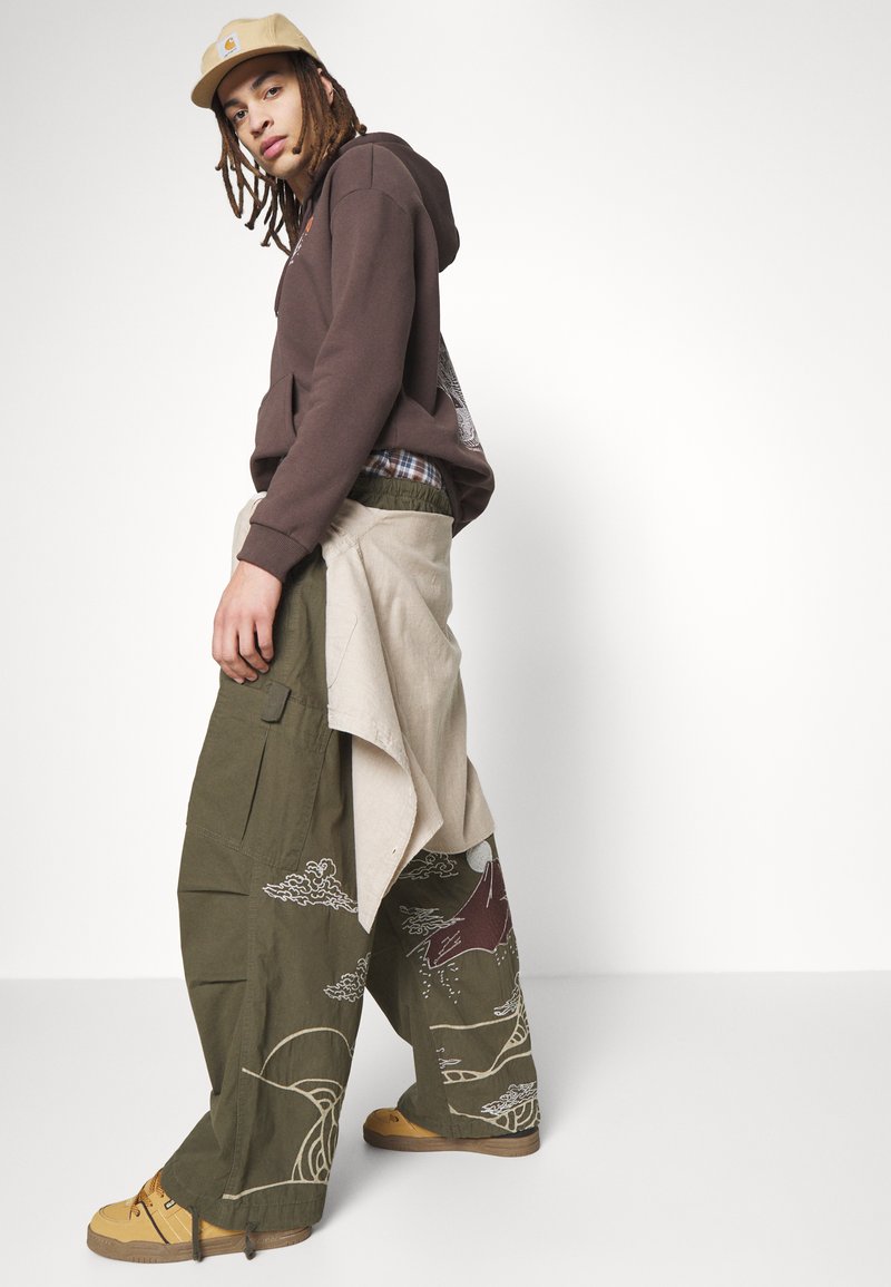 Jaded London EMBROIDERED SCENE OVERSIZED PARACHUTE PANTS Cargo trousers khaki Zalando.ie