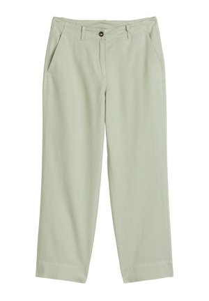 Lichtgroene rechte broek met voorste knoop- en ritssluiting, broekriemlussen en zijzakken met spleet, plat liggend op een witte achtergrond.