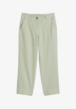 Lichtgroene rechte broek met voorste knoop- en ritssluiting, broekriemlussen en zijzakken met spleet, plat liggend op een witte achtergrond.