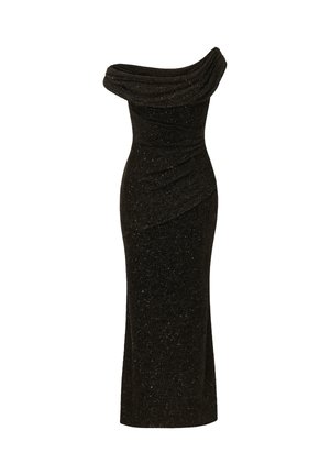 Zwarte off-shoulder avondjurk met gedrapeerde halslijn en subtiele sprankelende textuur, aansluitende silhouet die tot halverwege de kuit reikt.