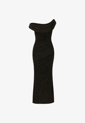 Zwarte off-shoulder avondjurk met gedrapeerde halslijn en subtiele sprankelende textuur, aansluitende silhouet die tot halverwege de kuit reikt.