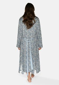 Lång blommig kimono i blått och vitt, med knut i midjan, helärmade och en flödande design med sidoklyftor. Bakifrån visad.