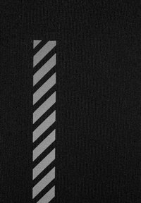 Schwarzer Stoff mit einem vertikalen Streifen, der abwechselnd aus einfarbigen und diagonal gestreiften Mustern in Hellgrau besteht und einen strukturierten Kontrast schafft.