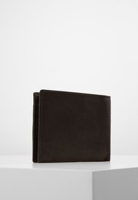 Portafoglio in pelle marrone con finitura testurizzata, caratterizzato da un design pieghevole e cuciture visibili lungo i bordi. Stile minimalista.