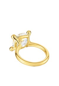 Anello d'oro con una grande pietra trasparente sfaccettata, con spalle lisce e arrotondate e quattro griffe che tengono saldamente la pietra.