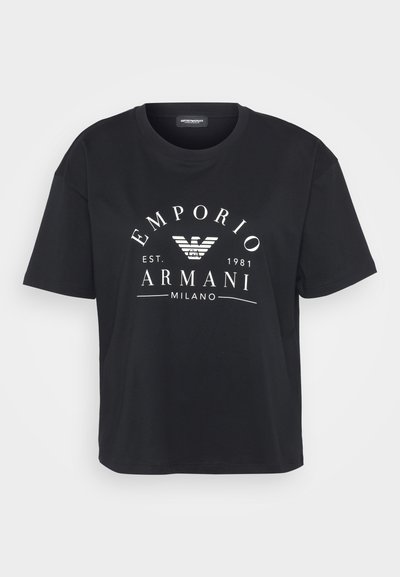 Melns kokvilnas T-krekls ar apaļu izgriezumu, īsām piedurknēm un baltu Emporio Armani logotipu un ērgļa grafiku, kas izvietota uz priekšas.
