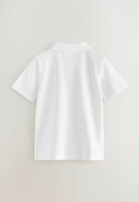 Vit kortärmad polo t-shirt som visas mot en ljus bakgrund, vilket framhäver dess släta tyg och klassiska kragdesign.