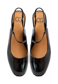Zapatos slingback de charol negro con punta almendrada, tira ajustable y plantilla de cuero suave con el logo "CG".