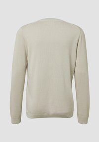 Hellbeiger Pullover mit strukturierter Strickoptik, langen Ärmeln, rundem Ausschnitt sowie geripptem Saum und Bündchen, von hinten gezeigt.