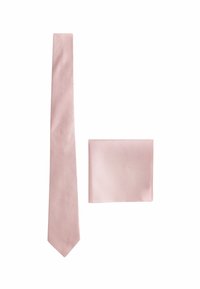Tekstureret pink slips og matchende lommefyr, begge med et subtilt geometrisk mønster. Silkemateriale; slankt design med spids ende.