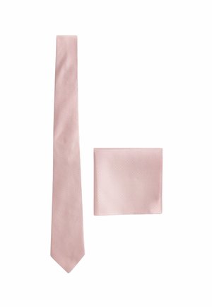 Cravate texturée rose et pochette assortie, toutes deux présentant un motif géométrique subtil. Matériau en soie ; design slim avec une pointe arrondie.