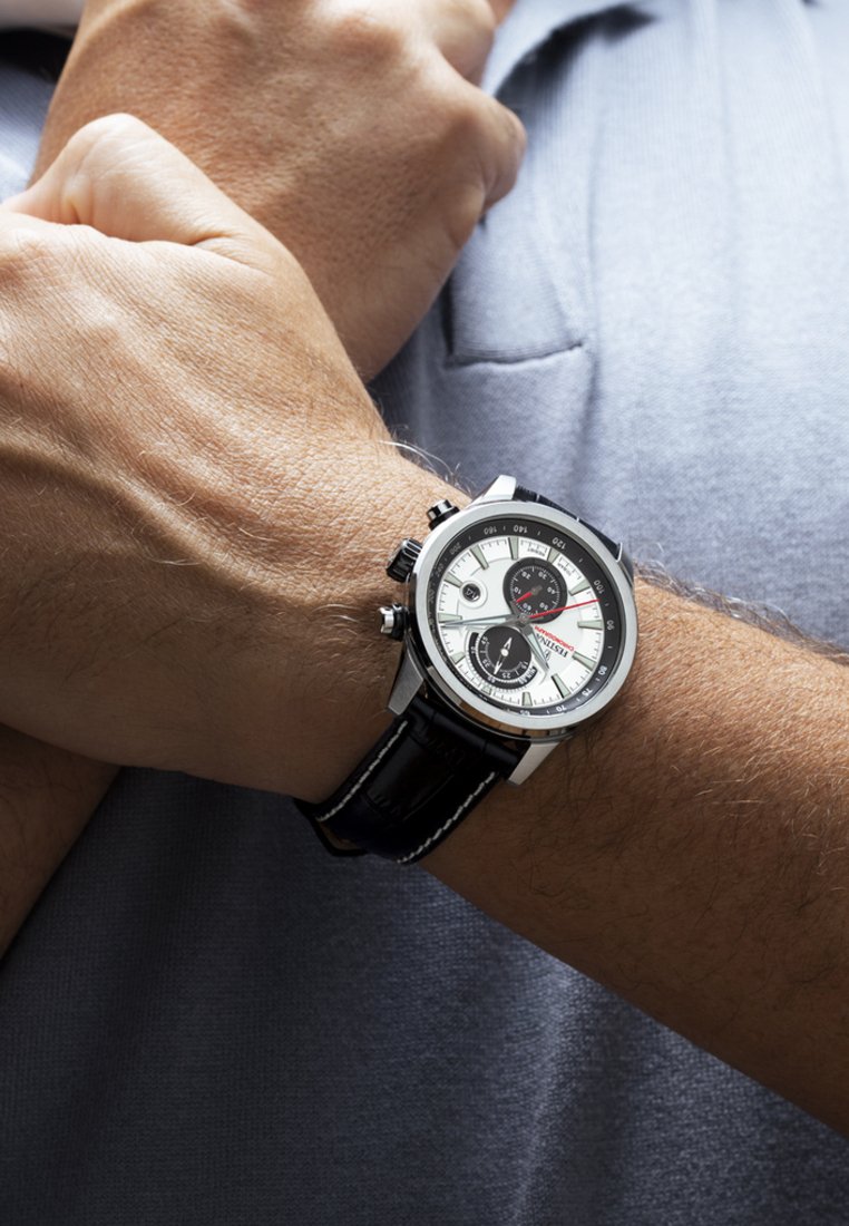 Chronograph-Uhr mit einem Silber- und Weißzifferblatt, schwarz-silbernem Metallgehäuse, schwarzem Lederarmband und mehreren Ziffernblättern zur Zeiterfassung.