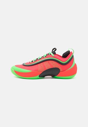 Neon-pinke und grüne Sportschuhe mit einem Obermaterial aus Mesh, geschwungenem Design, schwarzen Akzenten und strukturiertem Sohle für besseren Halt. Mit gefleckten Schnürsenkeln.