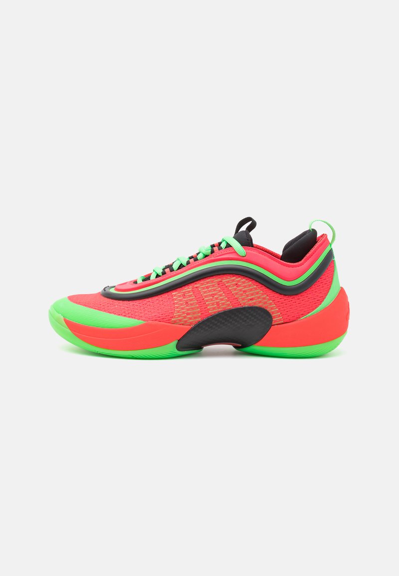 Neon pink og grøn atletisk sko med mesh-overdel, buet design, sorte accenter og tekstureret sål for greb. Har farvet snørebånd.
