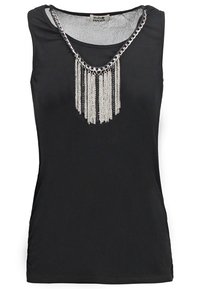 Top noir sans manches avec détail chaîne argentée et décoration de franges argentées pendantes à l'avant près de l'encolure.