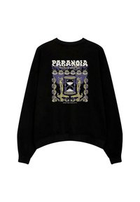 Sudadera negra con un estampado gráfico de un reloj de arena rodeado de figuras estilizadas y ojos. El texto dice "PARANOIA" y "PARANOID OVER TIME".