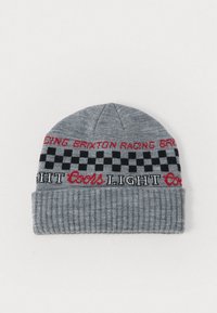 Gorro de punto gris con una textura acanalada. Presenta texto gráfico en negro y rojo y un patrón de cuadros en la banda.