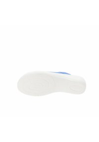 Suela de zapato con una base de goma blanca y un patrón de textura en la suela. La parte superior es de un material azul sólido, diseñado para la comodidad y flexibilidad.