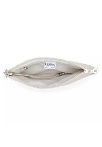 Monedero de color crema de Kipling con cierre de cremallera, que presenta un exterior suave, un forro de tela y un pequeño bolsillo interior.
