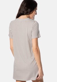 Kurzes gestreiftes Kleid in Beige und Braun mit Rundhalsausschnitt und kurzen Ärmeln. Weicher Stoff mit lockerer Passform und Seitenschlitzen.