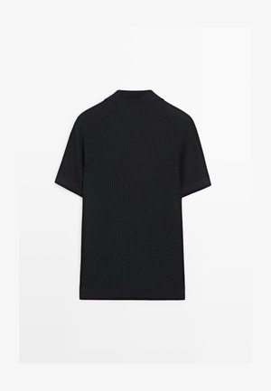 Schwarzes Poloshirt aus Strick mit kurzen Ärmeln, gerippter Struktur, umgeklapptem Kragen und Bündchen an den Ärmeln, von hinten auf weißem Hintergrund gezeigt.