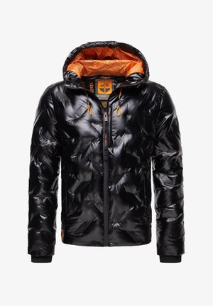 Zwarte glanzende pufferjack met oranje geblokt binnenfabric van de capuchon, ritssluiting aan de voorkant, gegraveerde merktekens en oranje trekkoorden.