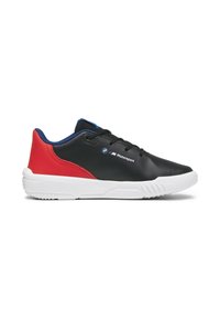 Schwarze synthetische Schuhe mit rotem Absatz und blauen Akzenten. Sie verfügen über eine weiße Gummisohle, ein Schnürdesign und das BMW Motorsport-Logo.