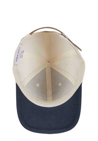 Sötétkék farmer napernyővel és tojásfehér koronával rendelkező baseball sapka. Bőr pántja van a méretállításhoz, belül hálós bélés található.