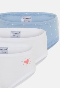 Drei Paare von Kinderunterhosen: eine weiße mit rosa Herzmuster, eine hellblaue mit weißen Punkten und eine einfarbig weiße, alle aus Baumwolle.