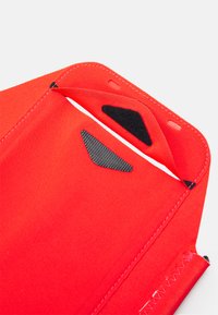 Nike Performance LEAN ARM BAND UNISEX - Outros acessórios - bright crimson/black/silver